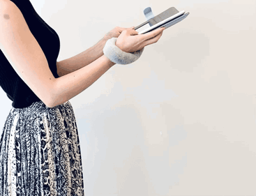 もふもふしっぽが落下防止に活躍ニャ!手帳型スマホカバーが登場