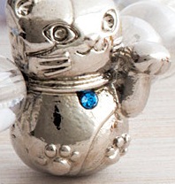 ツンデレにゃんが招き猫に！天然石ブレスレット発売│フェリシモ猫部